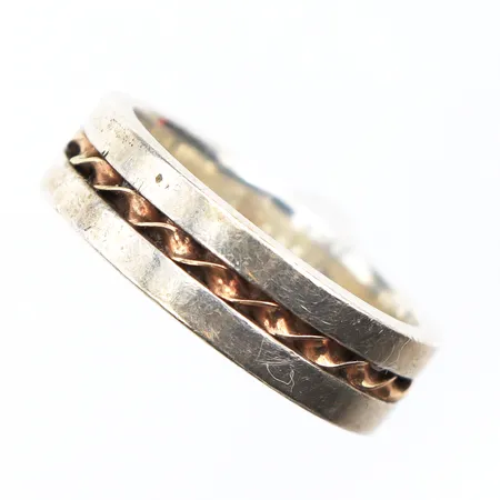 Ring, stl:17½, bredd:5,9mm, 925/1000 silver. Vikt: 5,1 g