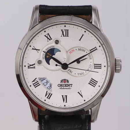 Herrur Orient Sun and Moon Ø42,5mm automatisk, boettnr: ET0T-C0-B CA, cal: 46B46, stål, dag, datum, månfas, glasbaksida, läderband med Viklås,  manual, certifikat ej i fyllt, box