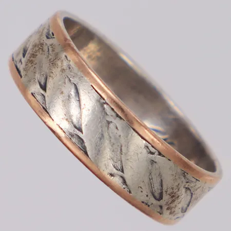 Ring stl 16½ bredd 5,6mm personlig gravyr, repig, silver 830/1000 Vikt: 2,9 g