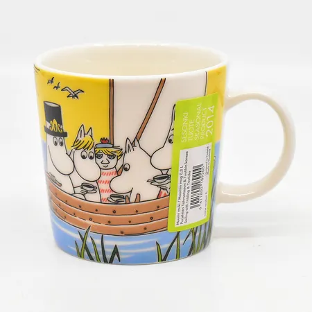 Mugg Mumin, Segla med klippdassar, 2014, Arabia, höjd 8cm, Ø8,5cm, etikettmärkt