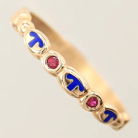 Ring med rubiner och emaljdetaljer Molins Guld AB stl:20 bredd 2,6-3,2mm 18K  Vikt: 3,3 g