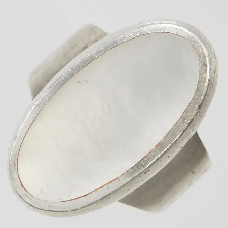 Ring med pärlemor, stl:17½, bredd 5,5-25mm, 925/1000 silver Vikt: 11,1g Vikt: 11,1 g