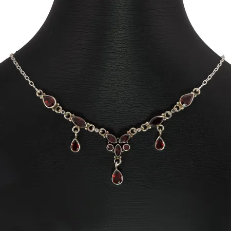 Collier Guldfynd silver 925/1000 Granater, längd 42-45 cm, kedja Ankarlänk bredd 2 mm, dekor längst 28 mm, stenar utan anmärkning, fint skick  Vikt: 11,1 g