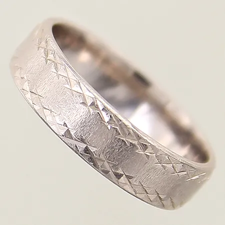 Ring mönstrad stl:17½ bredd 5mm gravyr 18K  Vikt: 5,2 g
