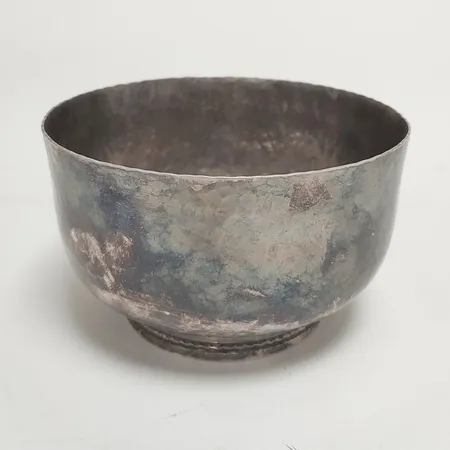 Skål på fot med hamrad yta samt reliefdekor, höjd: ca.8cm, Ø13cm, GAB, Eskilstuna, 1998, behöver putsas upp, silver 830/1000 Vikt: 300,3 g