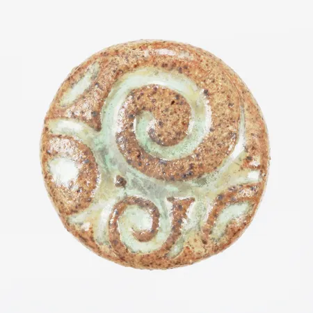 Ring med detaljer i keramik stl: ca 15¾ justerbar storlek bredd: ca 2-22mm stål