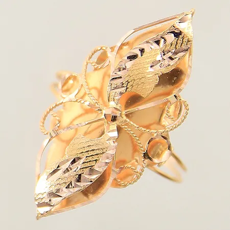 Ring med genombruten dekor stl:19 bredd 1,3mm, något bucklig 18K  Vikt: 1,8 g
