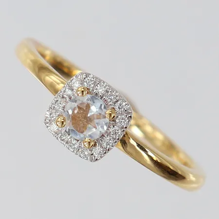 Ring med vit topas samt diamanter 18 x ca 0,0075ct stl:18 bredd 1,6-6,5mm, GHA 18K.  Vikt: 3,2 g
