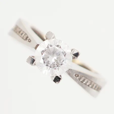 Ring med vita stenar stl:15¼ bredd: 3-6mm, i behov av omrodinering, 14K Vikt: 3,1 g