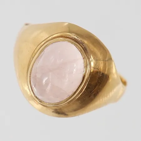 Ring med troligen rosen kvarts stl:16½ bredd 2,5-12,5mm, bucklig skadad skena 18K.  Vikt: 1,7 g