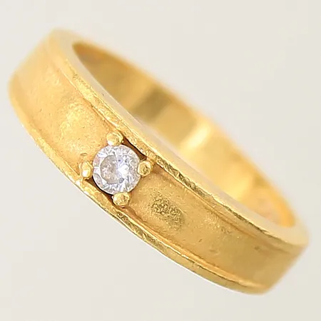 Ring med vit sten thaiguld stl:15 bredd 2,5-4,5mm spår av storleksändring 23K  Vikt: 3,8 g
