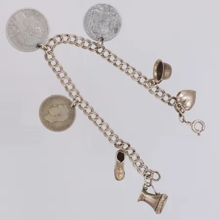 Armband med sju berlocker längd 19cm 835/1000 silver Vikt: 14,9 g