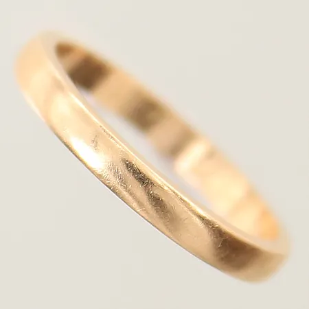 Ring slät stl:17 bredd 2,6mm gravyr 18K  Vikt: 2,7 g