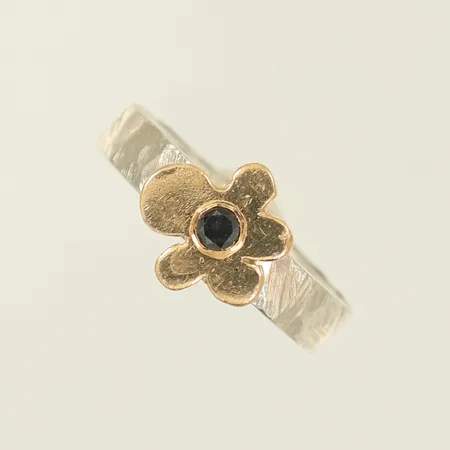 Ring hamrad i silver med blomma i 18K och blå sten troligen safir, stl 17½, bredd 4-10mm, stämplad ADA (Annika Dahlsjö), blomma repig, Silver 925/1000 och 18K, 6,9g 