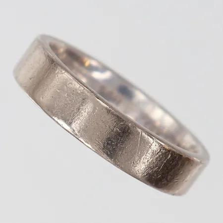 Ring Schalins slät stl:19 bredd 5mm, gravyr behov av omrodiering vitguld 18K.  Vikt: 9,1 g