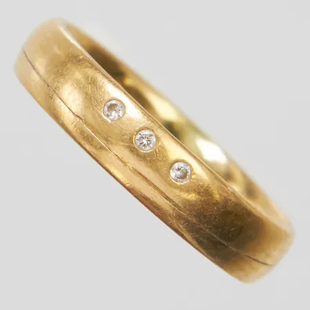 Ring med diamanter, 3 x ca  0,005ct, stl:15, bredd 3,5mm, gravyr, ostämplad, 18K Vikt: 3,2g Vikt: 3,2 g