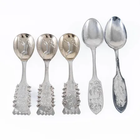 3 Lappskedar COP 100mm, 1 sked Finnmyrten COP 122mm, 1 sked med gravyr Kung Karl spira 120mm, silver 830/1000 66,3g.