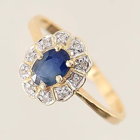 Ring med diamanter 10x ca 0,005ct samt safir GFAB stl:17 bredd 2-10mm 18K  Vikt: 2,3 g