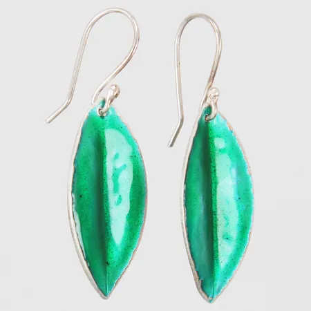 Ett par örhängen med gröna emaljer längd: ca 4cm bredd: ca 1-14mm silver 925/1000 Vikt: 5,7 g