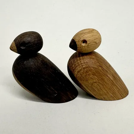 Figuriner fågelpar Lovebirds Kay Bojesen, stämpelmärkta, rökt samt ljus ek, höjd ca 6,5cm, bruksskick