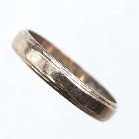 Slät ring, stl:19, bredd:3,8, vitguld, gravyr, 18K Vikt: 3,4 g