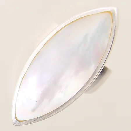 Ring med pärlemo stl:16¾ bredd 5,5-39,5mm något skev skena silver 925/1000 Vikt: 18,5 g