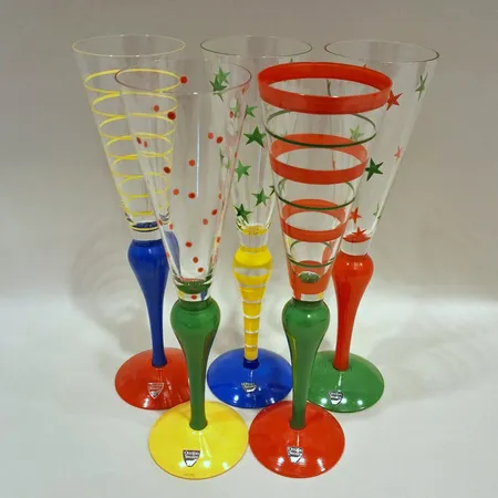 Champagneglas Clown formgivare Anne Nilsson för Orrefors fem stycken höjd ca 26cm signerade, etikettmärkning med slitage på två stycken, en med mindre tillverkningsfel vid fot, lätt bruksslitage Skickas med postpaket.