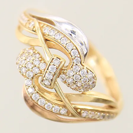 Ring med vita stenar stl:19 bredd 2,2mm, saknar 1 sten, utländsk stämpel 18K  Vikt: 3,3 g