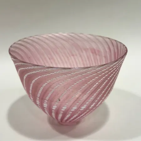 Skål Bertil Vallien ur serien Minos numrerad:58431 Ø14cm höjd 10,5cm signerad glas, mindre tillverkningsfel