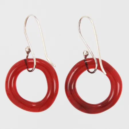 Ett par örhängen med detaljer i plast längd: ca 3,5cm Ø ca 19mm ostämplat silver Vikt: 3,8 g