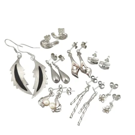 Örhängen silver 8 par, varierande mått, "Droppar" längd 24,5 mm Vikt: 18,3 g