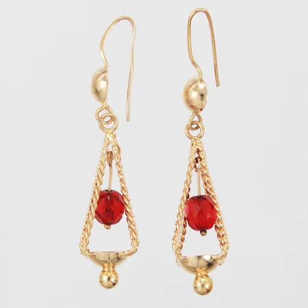 Ett par örhängen med röda stenar längd: ca 6cm bredd: ca 1-16mm 18K  Vikt: 10,5 g