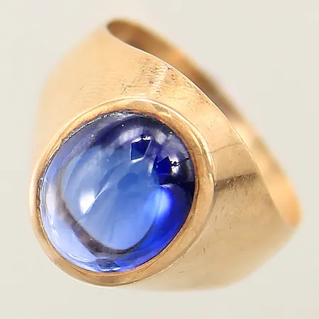 Ring med cabochonslipad syntetisk blå safir stl:17¾ bredd 3,9-14,8mm 18K Vikt: 5,5 g