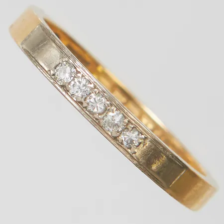 Ring med diamanter, 5x0,01ct, stl:17¼, bredd 2,5mm, gravyr, svenska stämplar, 18K Vikt: 3,0g Vikt: 3 g
