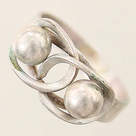 Ring med dekor stl:16 bredd 3,5-8,5mm något skev silver 835/1000 Vikt: 2,2 g