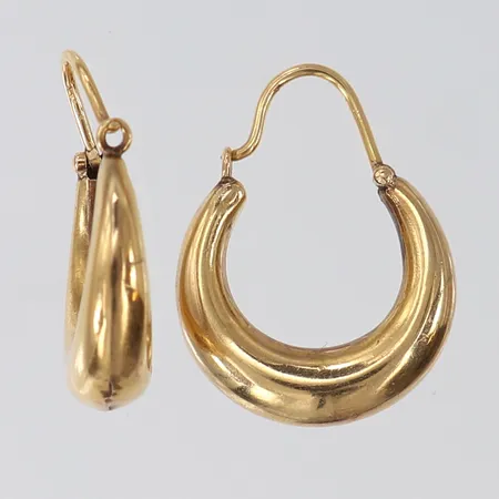 Ett par örhängen, ca 20mm bredd ca 2-5mm, buckliga, 18K Vikt: 3,5 g