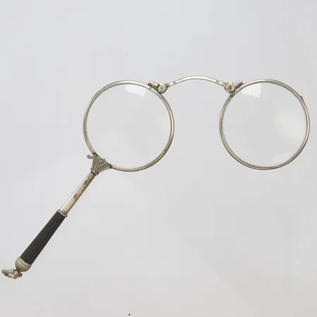 Lornjett med förstoringsglas, längd: ca.12cm, oädel metall, smärre missfärgade partier
