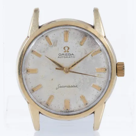 Herrur Omega Seamaster guld på stål automatisk 34mm, repigt plexiglas, fläckig urtavla, anfrätta visare, band/länk saknas, inga tillbehör.