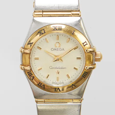 Damur Omega Constellation, 23mm, stål/guld, quartz, ref: 12623000, snr: 57232959, boettnr: 795.1203, Cal. 1456, stål/guldlänk, länkreferens: 6553/865, total längd: ca 16cm , extra länkbitar, certifikat från april 2001, sliten box