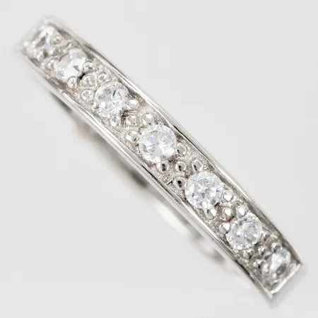 Ring med vita stenar Chanti stl: ca 15¾ bredd: ca 2-3mm silver 925/1000 Vikt: 2,1 g