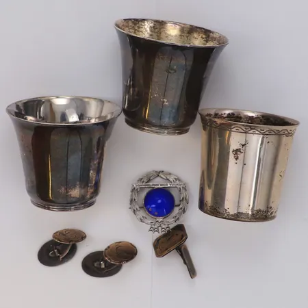 Diverse silver, gravyr, bucklor 830/1000 silver Vikt: 115,6 g