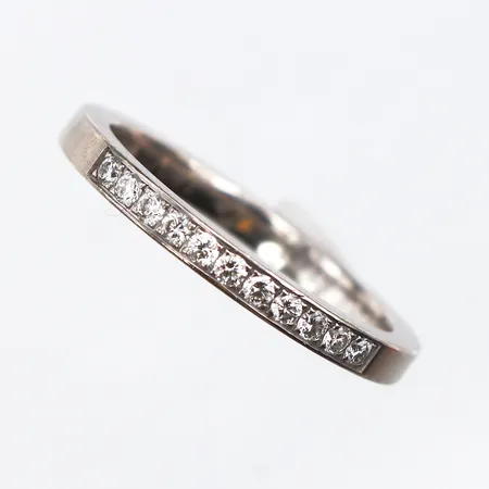 Ring med 11 diamanter 0,02ct WSI, Bredd:2,4mm, stl: 18½, vitguld,  Gravyr, 18K. Vikt: 4,3 g