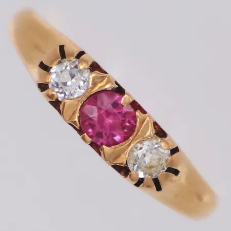 Ring med röda och vita stenar, nagg stl:18, bredd 4,4mm, importstämplad 18K Vikt: 2,2 g