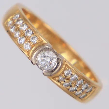 Ring med diamanter ca 0,32ctv, stl:16½, bredd 3,9mm, Engelbert, gravyr, rödguld/vitguld 18K  Vikt: 4 g