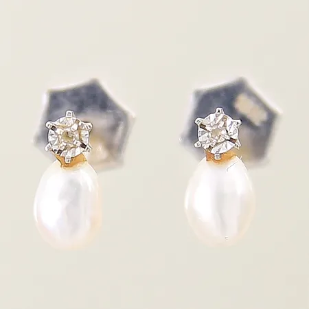 Örhängen med odlade sötvattenpärlor samt diamanter 2x ca 0,005ct 18K  Vikt: 1,3 g