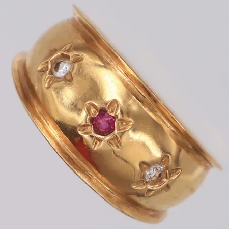 Ring med vita och röda stenar, stl:18, bredd 9,9mm, 18K Vikt: 2,6 g