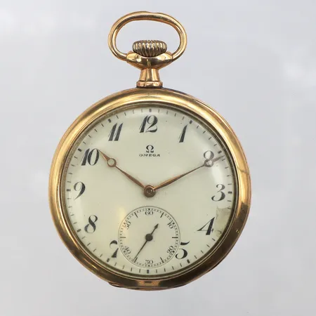 Fickur Omega med separat sekundvisare.tickar igång men ej funktionstestad,diameter ca 50 mm, löst plastglas,skadad urtavla,18k. Vikt: 88,7 g