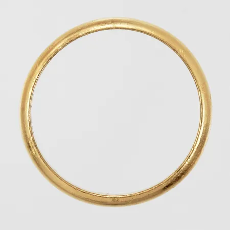 Ring slät graverad stl: 20¾ bredd: ca 3mm 23K Vikt: 6,2 g
