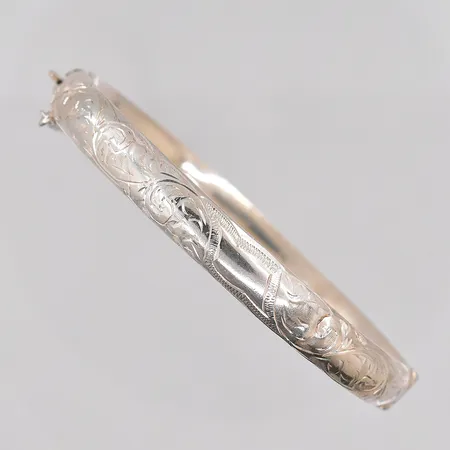 Stelt armband med graverad dekor av bladverk öppningsbar 62x55mm bredd 8mm Birmingham, England, säkerhetskedja, veck bucklor, 925/1000 silver Vikt: 11,2 g