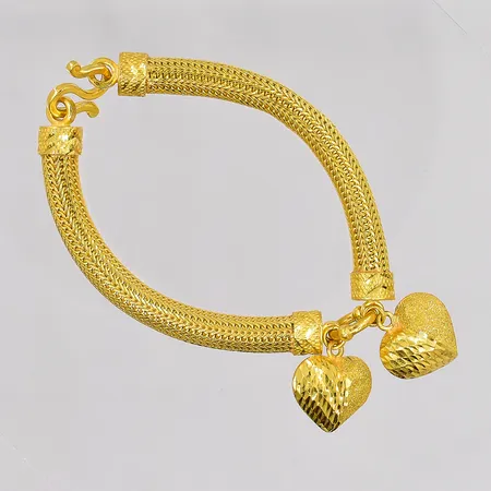 Armband med 2 berlocker längd 15,5cm bredd 7mm,  thaiguld 1 baht, 23K  Vikt: 15,2 g